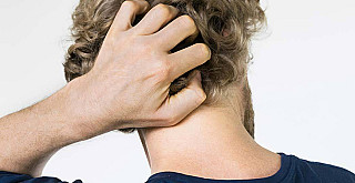 Psoriasis & Co: Wenn die Kopfhaut juckt und schuppt